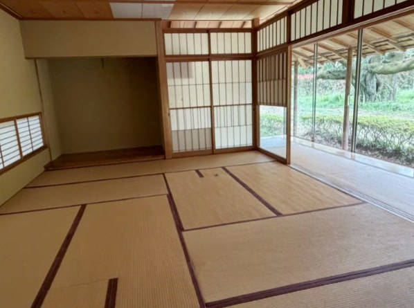 障子越しに庭が見える和室